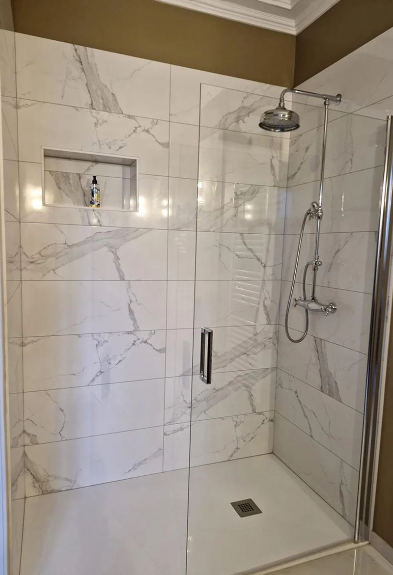 Douche vitrée habillée de faïence effet marbre blanc