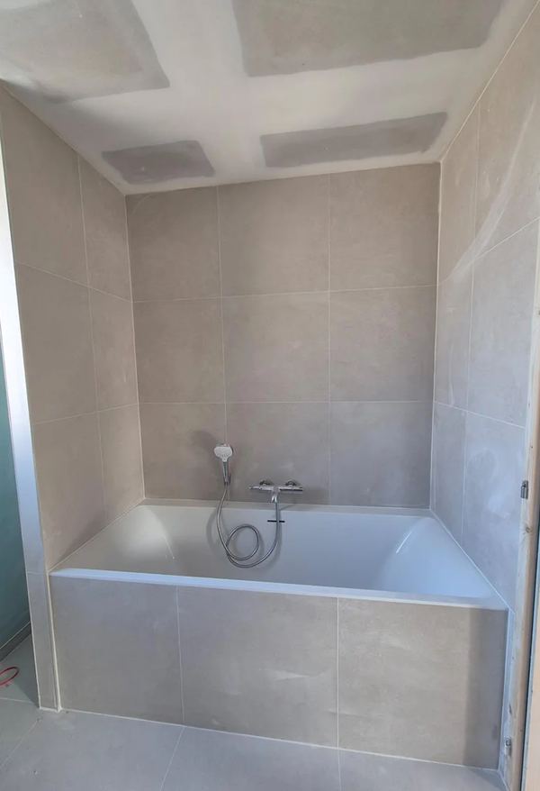 Baignoire habillée de carrelage beige