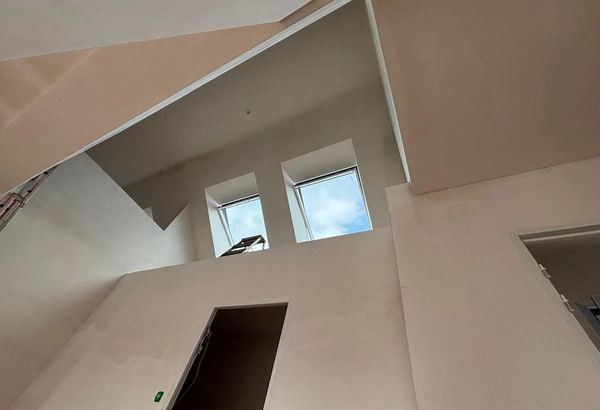 Cage d'escalier doublée en plaques de plâtre, fenêtres posées