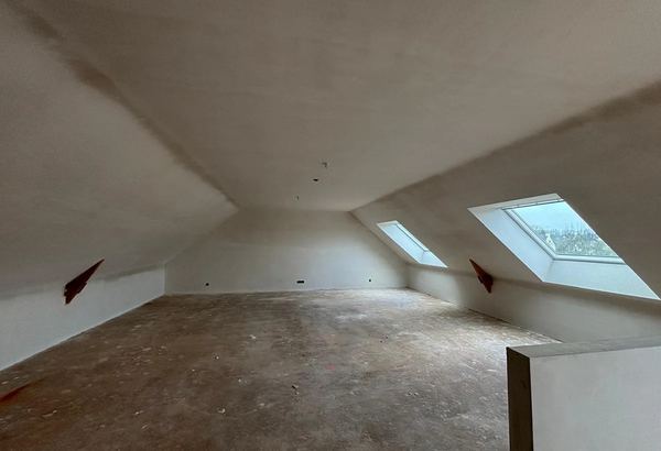 Combles en cours d'aménagement, plaques de plâtre posées sous les rampants