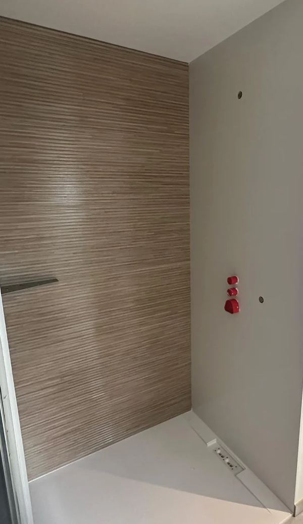 Cabine de douche en faïence effet bois