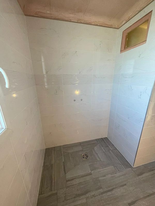 Douche en faïence blanche et effet bois