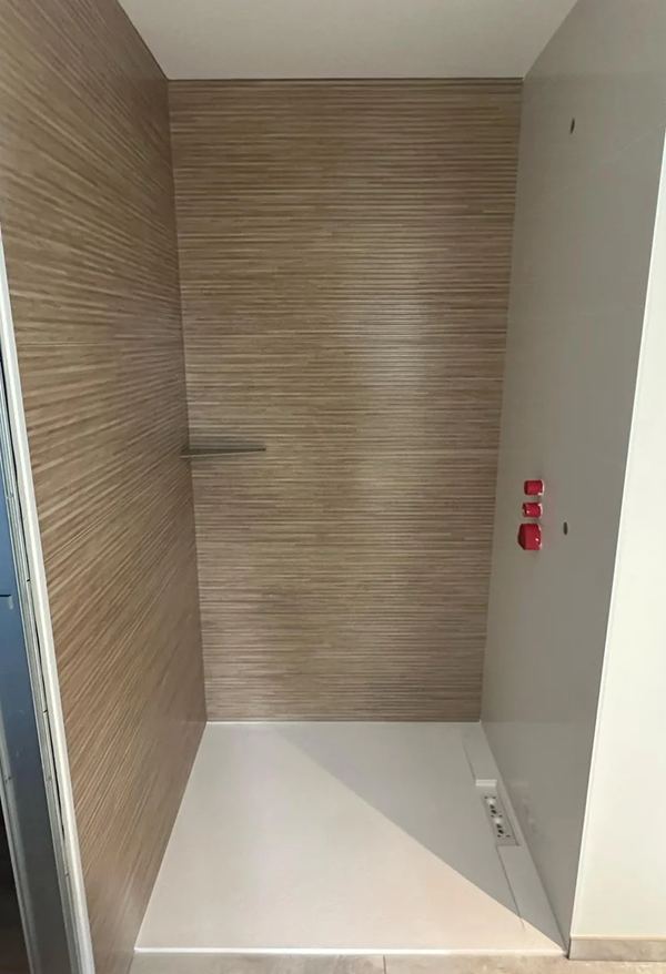 Douche habillée de faïence effet bois clair