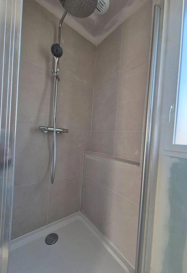 Douche à l'italienne en grès cérame beige avec colonne de douche