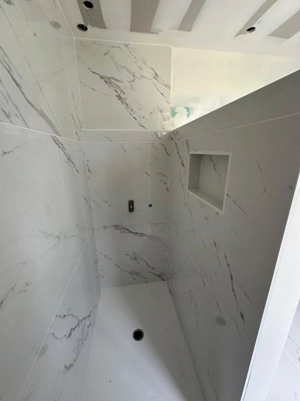 Douche en faïence effet marbre avec niche, en cours de finition