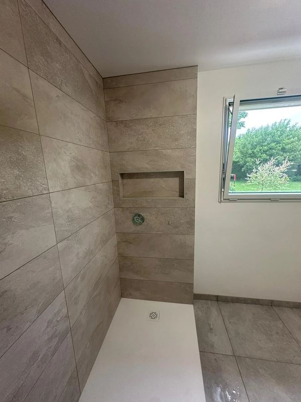 Douche en grès cérame effet pierre avec fenêtre