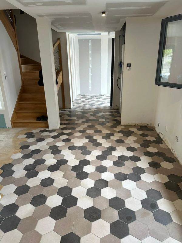 Entrée au sol en tomettes hexagonales beige, taupe et anthracite