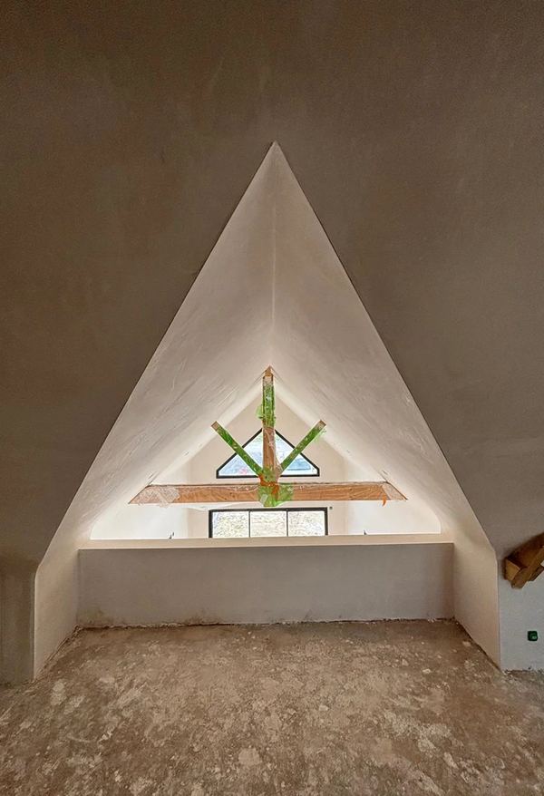 Pignon habillé de plaques de plâtre sous pente, fenêtre triangulaire