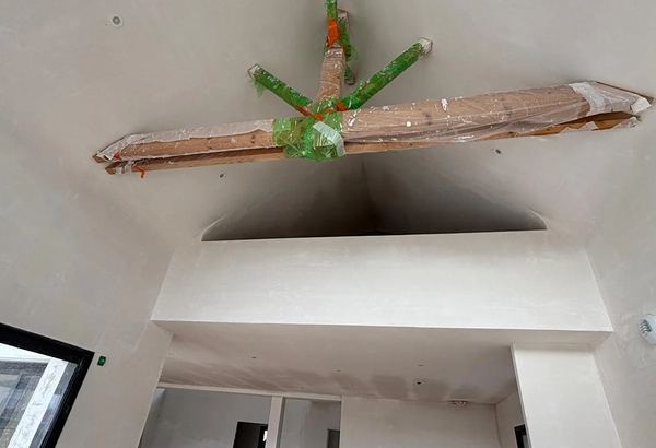 Plafond en plaques de plâtre autour d'une poutre apparente