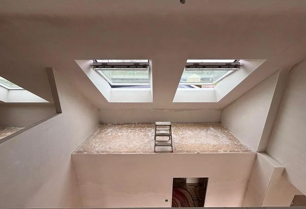 Plafond rampant en plaques de plâtre avec deux fenêtres de toit