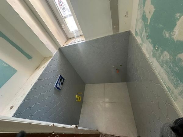 Douche en cours de carrelage en mosaïque écailles
