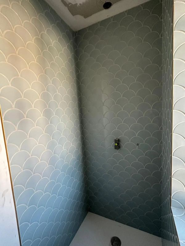 Douche en mosaïque écailles gris clair