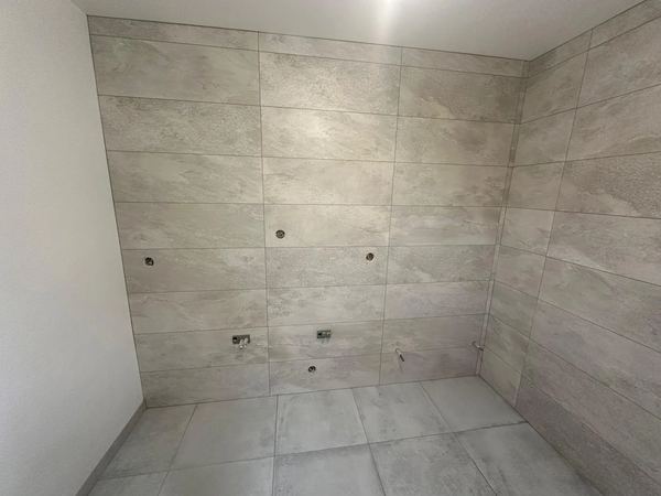 Salle de bain en carrelage grand format gris
