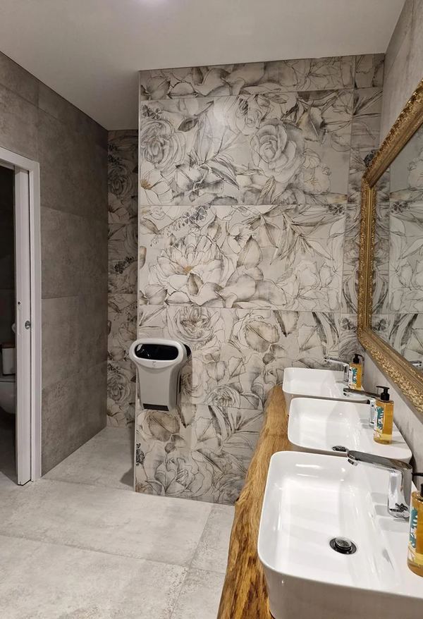 Salle de bain avec mur en carrelage effet marbre et double vasque