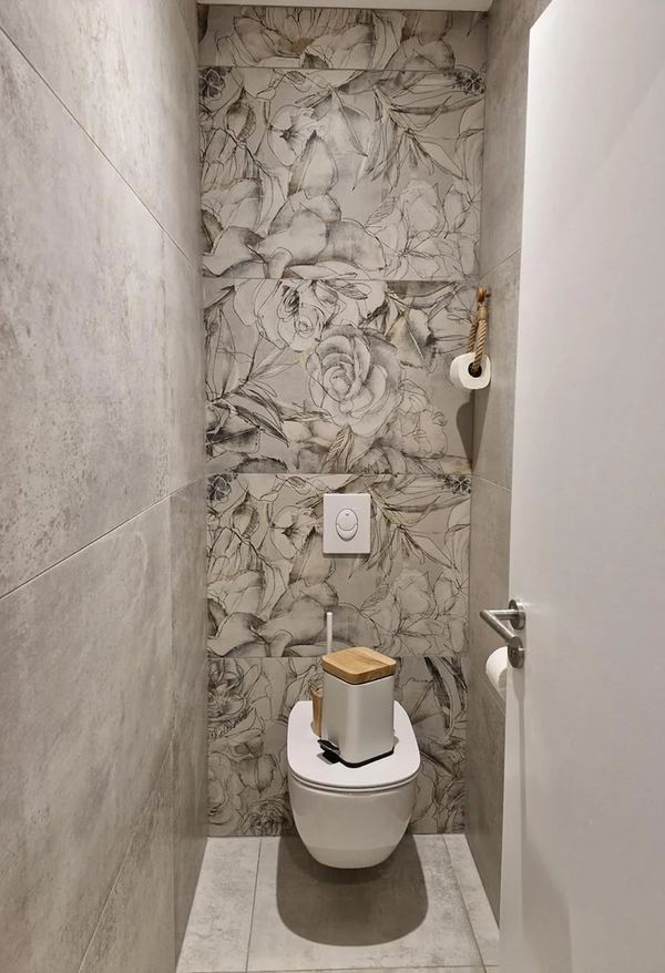 Toilettes suspendues sur mur en carrelage effet marbre