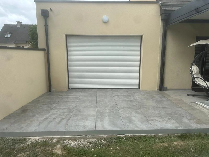 Chape fraîchement coulée devant un garage