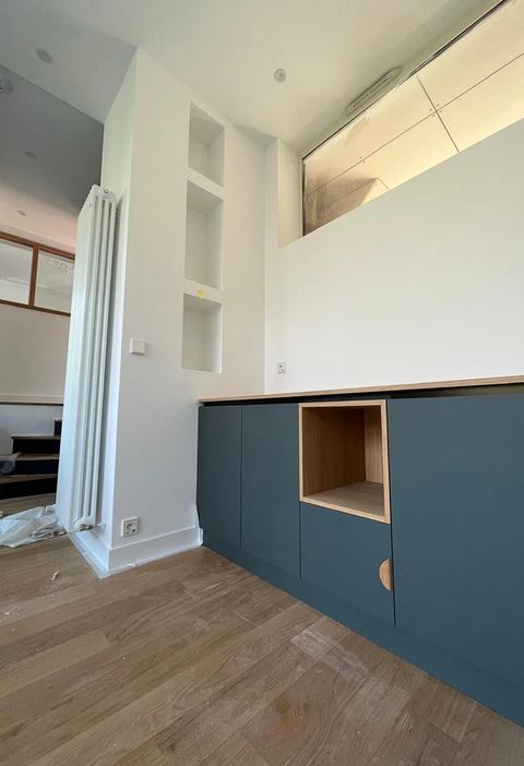 Séjour terminé avec meuble bleu, parquet et plafond en plaques de plâtre