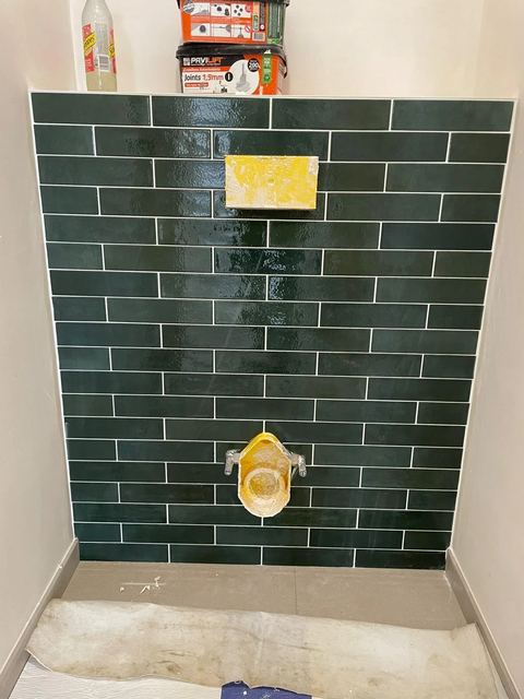 Mur de salle de bain en zellige vert foncé